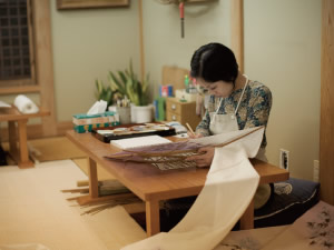 友禅とは、江戸時代に生まれた布に模様を染める技法
